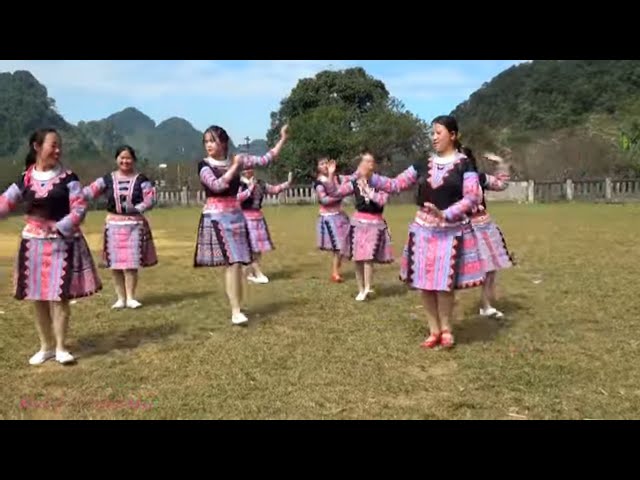 Nkauj Hmoob Xa linh, seev cev. peb hmoo nyob toj siab.