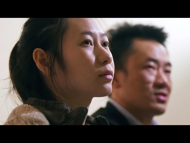 A brother and sister mourn famous Hmong singer Xy Lee
