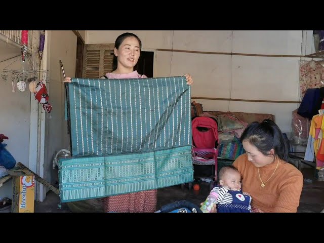 muab ib daim tiab rau tus viv ncaus nqa mus hnav tim mes kas