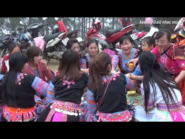 Xuân Về Trên Vùng Cao. Nkauj Hmoob Nyab Laj Noj peb Caug
