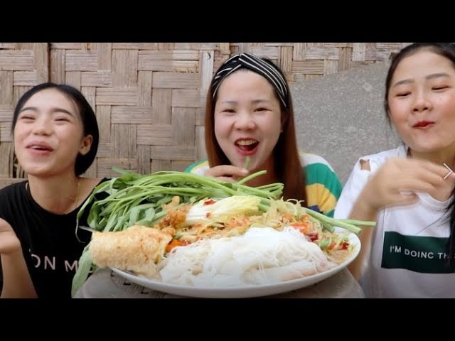 Nkauj hmoob Av liab tuav qaub rau nkaujlig noj zoo siab kawg yom haha