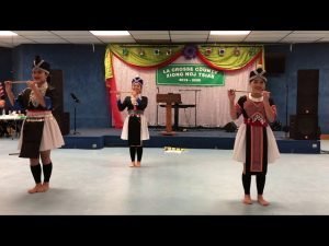 Ntxhais Hmoob dance at Xiong Noj Tsiab 2019