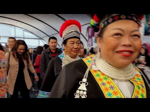 Hmoob Nîmes,Salle Exposition défiler  Costumes Hmong 2020