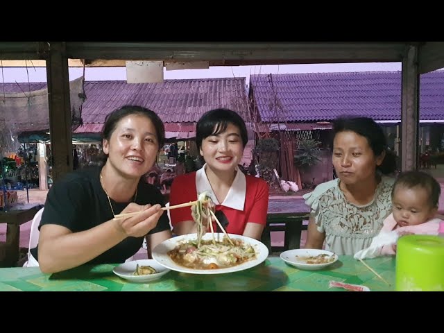 Kuv tus niam tsev lawv cov viv ncaus mus noj qhob piaj tuav