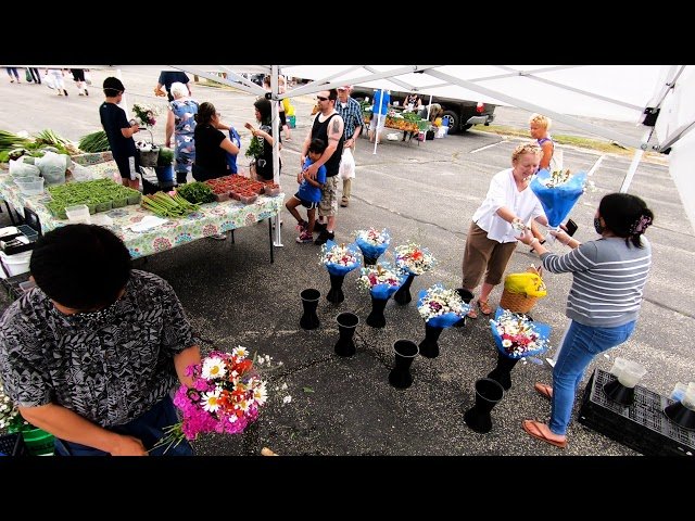 Hmoob meskas muag paj 6/ 20/ 2020 hauv Waukesha Farmers market.