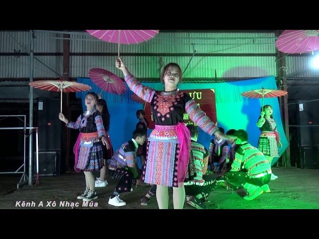 Nkauj Hmoo Toj Siab Seev Cev Peb yob hmoob nyob toj siab