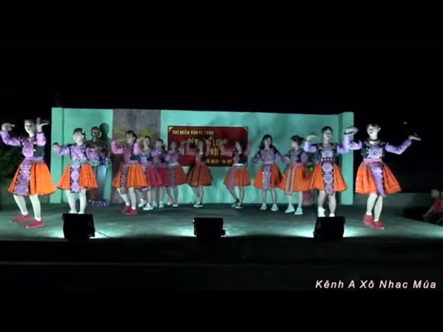 Hmoob Hang Kia Seev Cev Peb Yob txhais Hmoob, A Xô Nhạc Múa