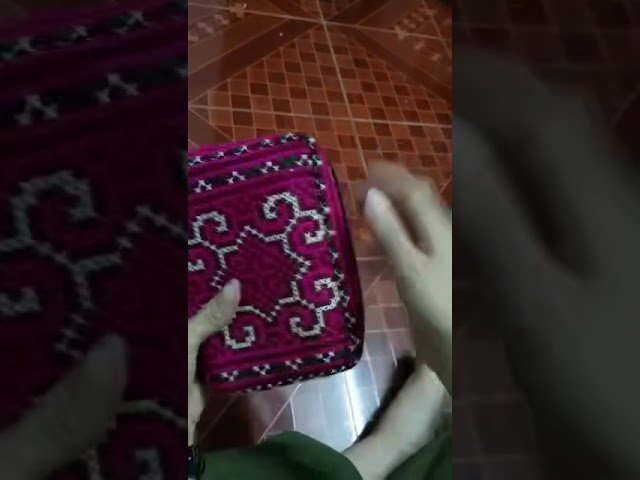 Lub hnab paj ntaub ntim phauj ntawv vaj lug kub