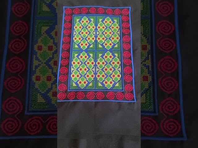 Daim “paj ntaub hmoob” ua pillowcase