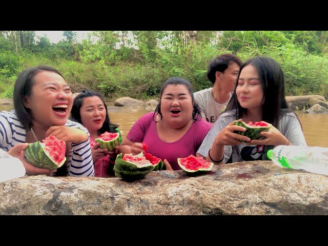 Sib twg noj : Nplaim Thoj / Ntauj qaib yaj / Mas thas lis / Paj ntaub hawj /  Tub npeej lauj