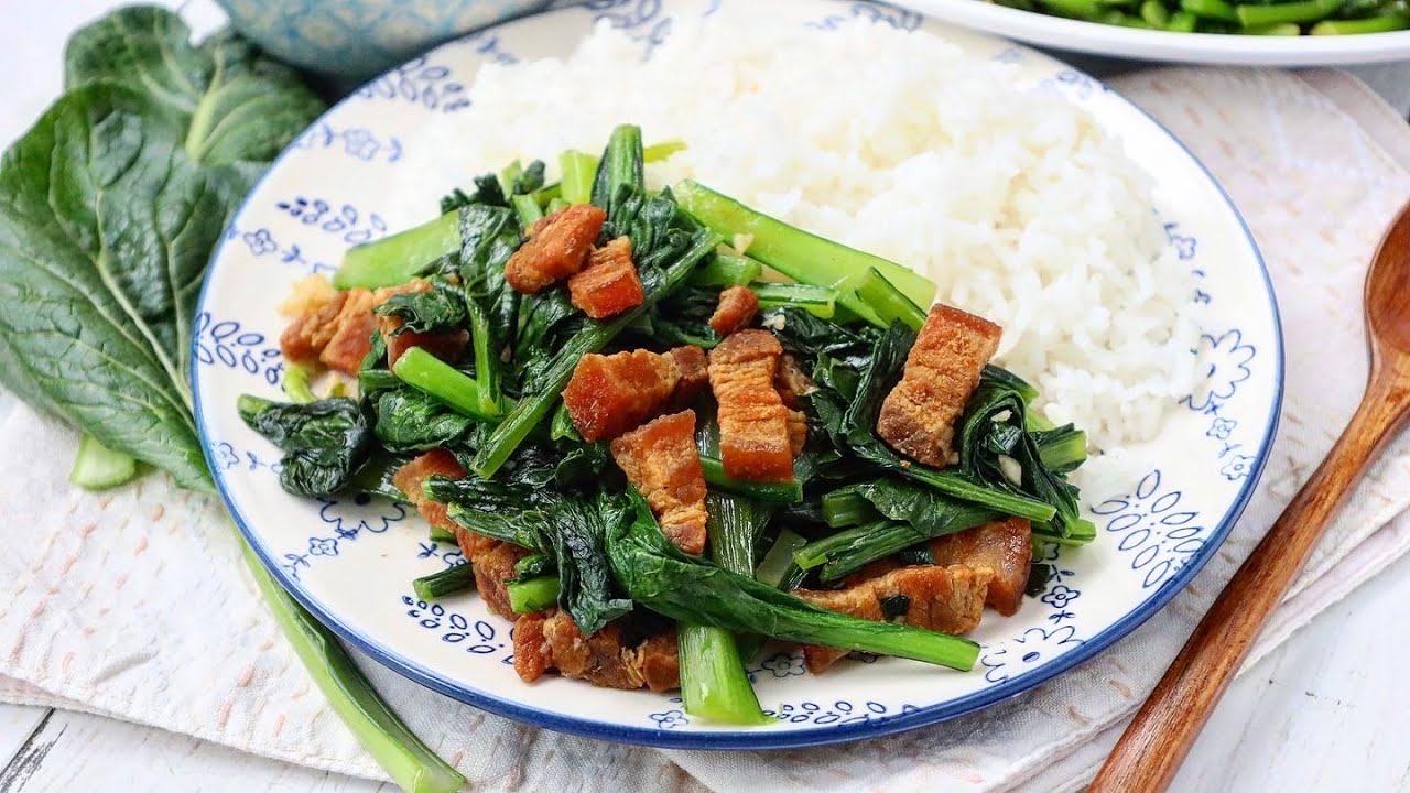 Crispy Pork w/ Greens Stir Fry: Nqaj Npuas Kib Nrug Zaub Ntsuab