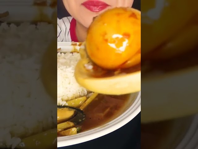 DELICIOUS HMONG FOOD EATING GIANT EGG!!!