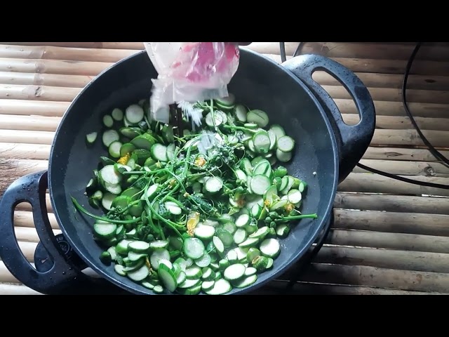 cooking hmong food (ua taub xwb kuab noj sus