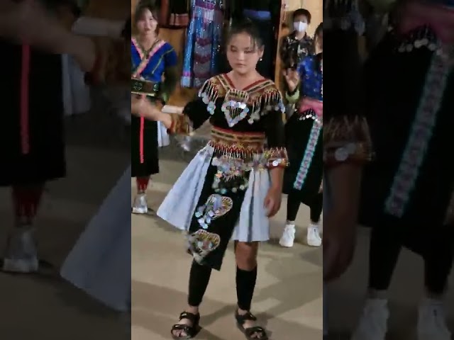 Em gái hmong nhảy sung quá nè!!!!