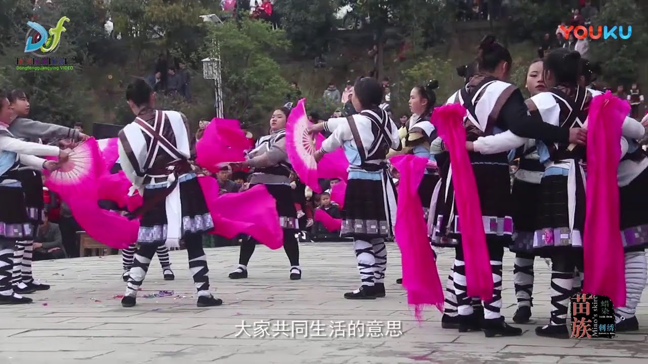 : Clothing of the Magpie Hmong (Miao) in Liuzhai Village – Guizhou Province 六寨苗族绣 (鹊苗)