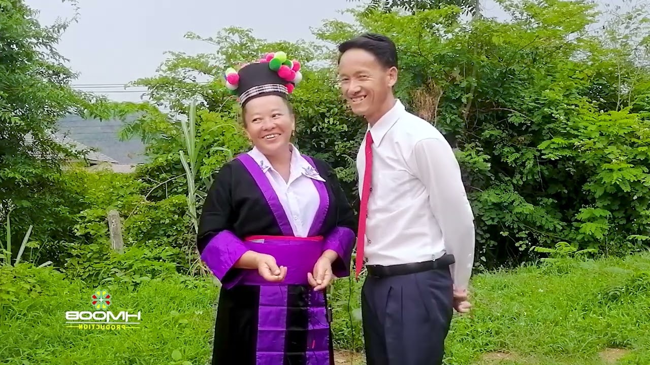 Kwv txhiaj nplees daj kom tau by Yias Thoj thiab Paj nyiag Lis