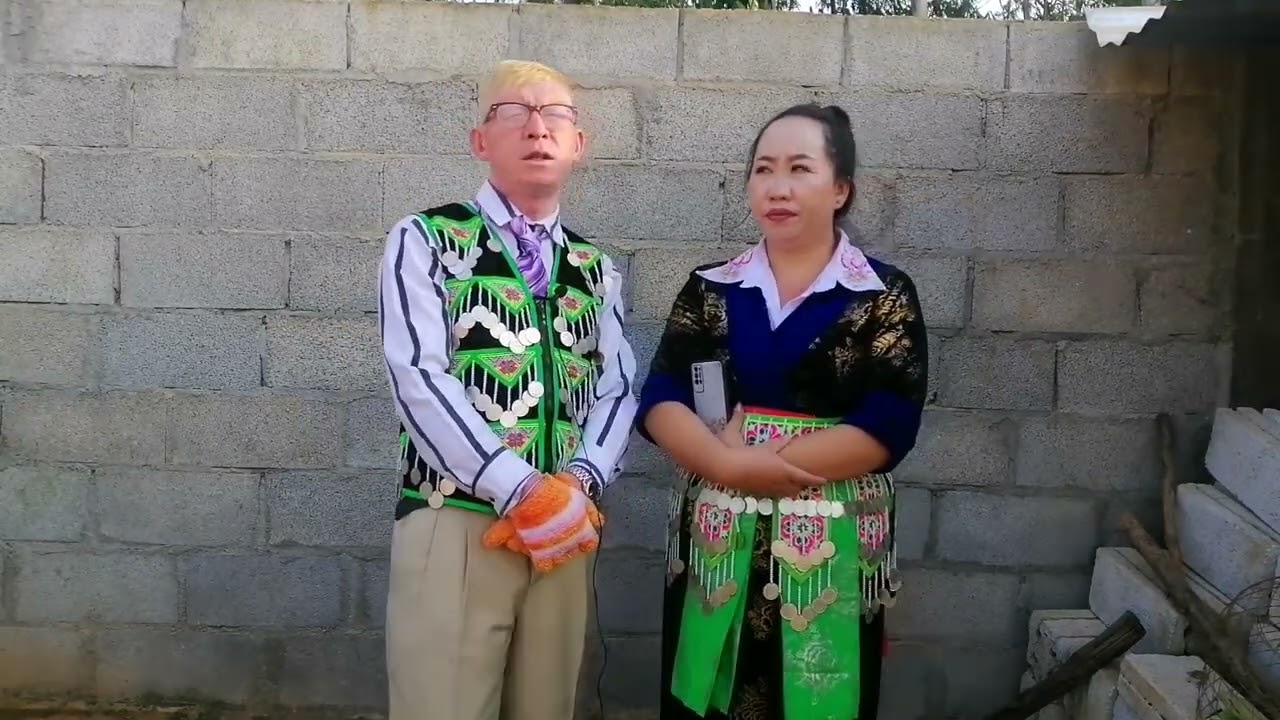 Kwv txhiaj daj peb hnub deev peb hmo hlub tsis nyog by Txhiaj kaus Xyooj thiab Paj tag Lis