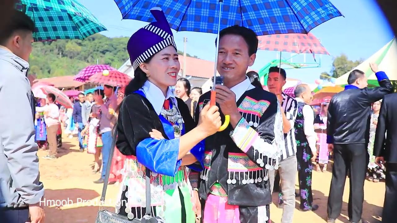 Kwv txhiaj plees nkauj nraug tshav tsiab 30 roob nyuj qus by Yias Thoj thiab Kab Yaj