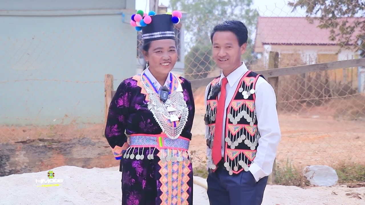 Kwv txhiaj txog caij yuav sib ncaim mus ib leeg ib qho by Mim Lis thiab Yias Thoj