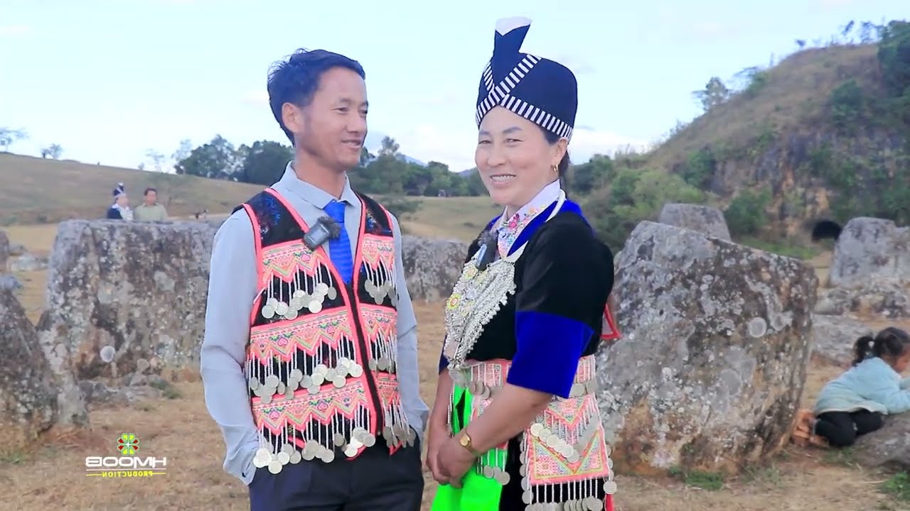 Kwv txhiaj nkauj hmoob nyab laj yuav rov mus tsev by Yias Thoj thiab Nkauj xis Xyooj