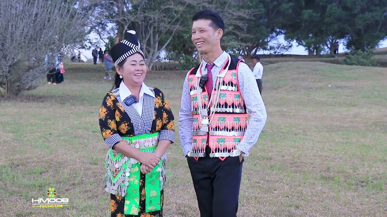 Kwv txhiaj pom koj thiaj yog tus zoo by Phaj Thoj thiab Paj iab Vaj