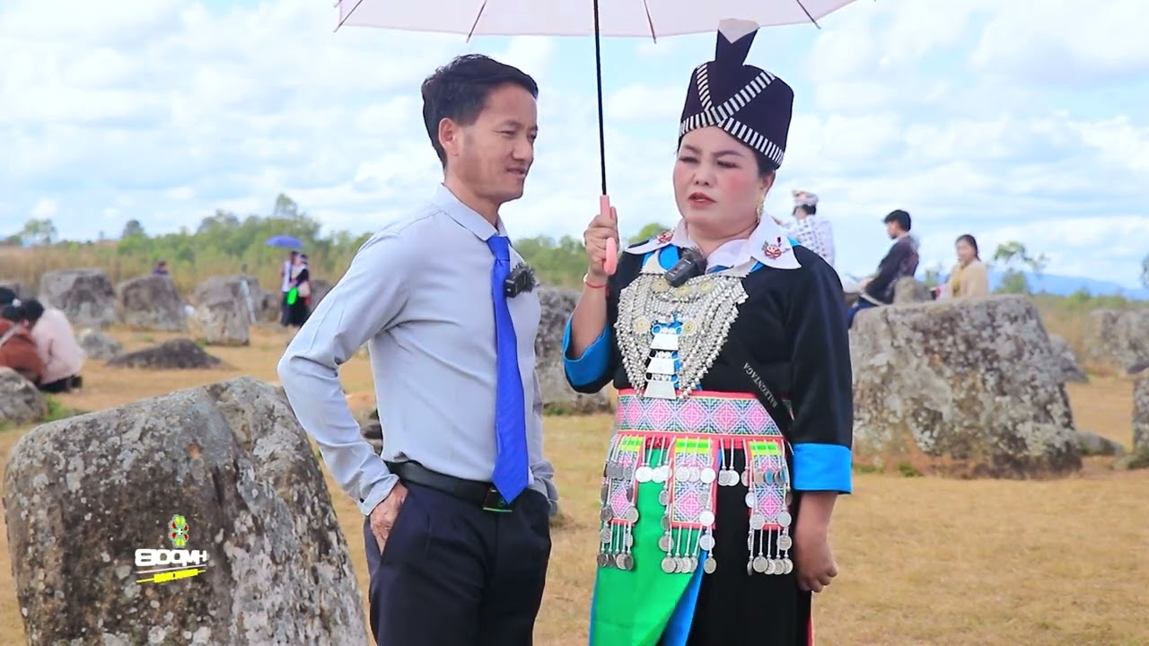 Kwv txhiaj nkauj nraug kev deb by Kaj siab Vaj thiab Yias Thoj