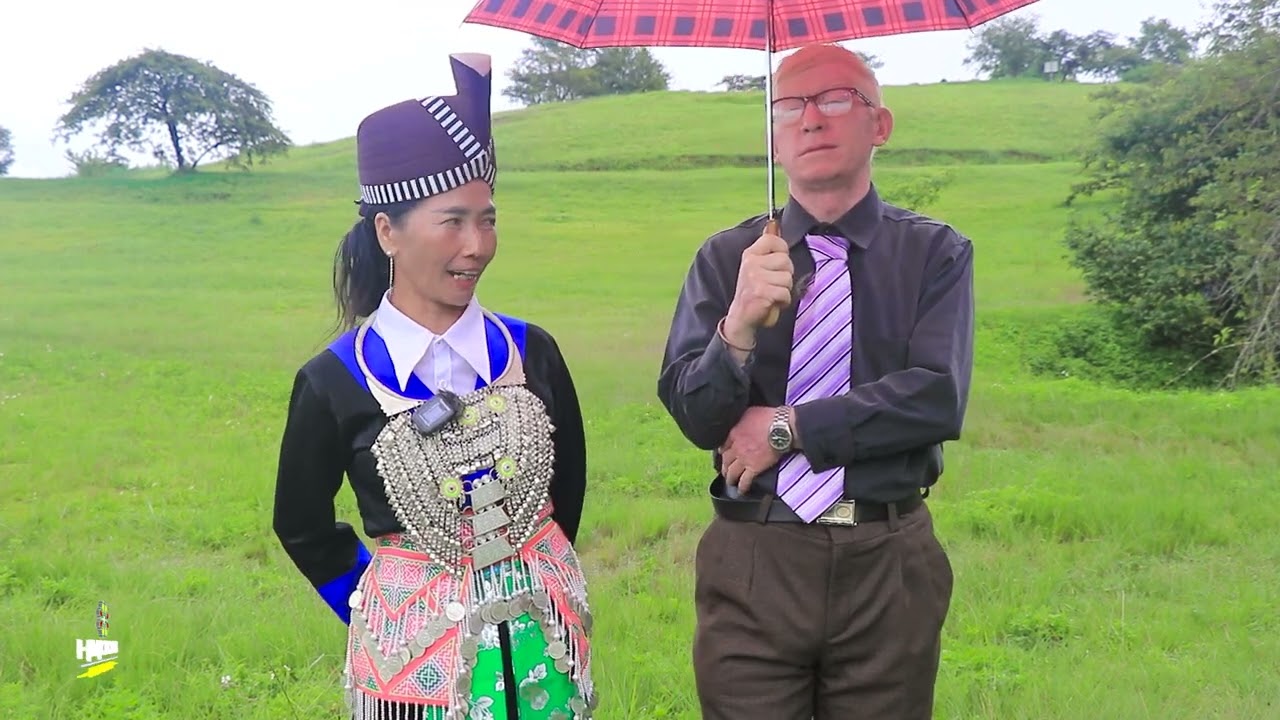 Kwv txhiaj sib ncaim nyia mus nyia tav no mam rov ntsib by Txhiaj kaus xyooj thiab Maiv nyiaj vaj