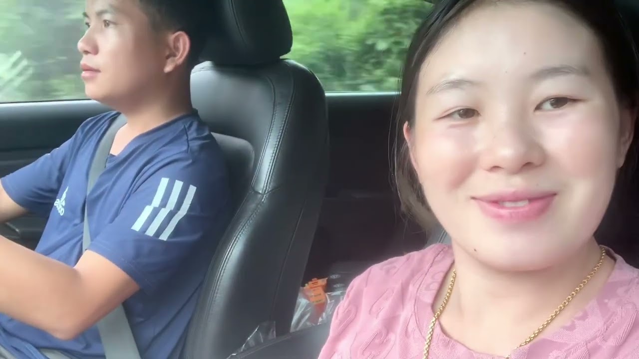 Hnub no peb cov niam txiv tub los mus ua plig rau tus me ab me