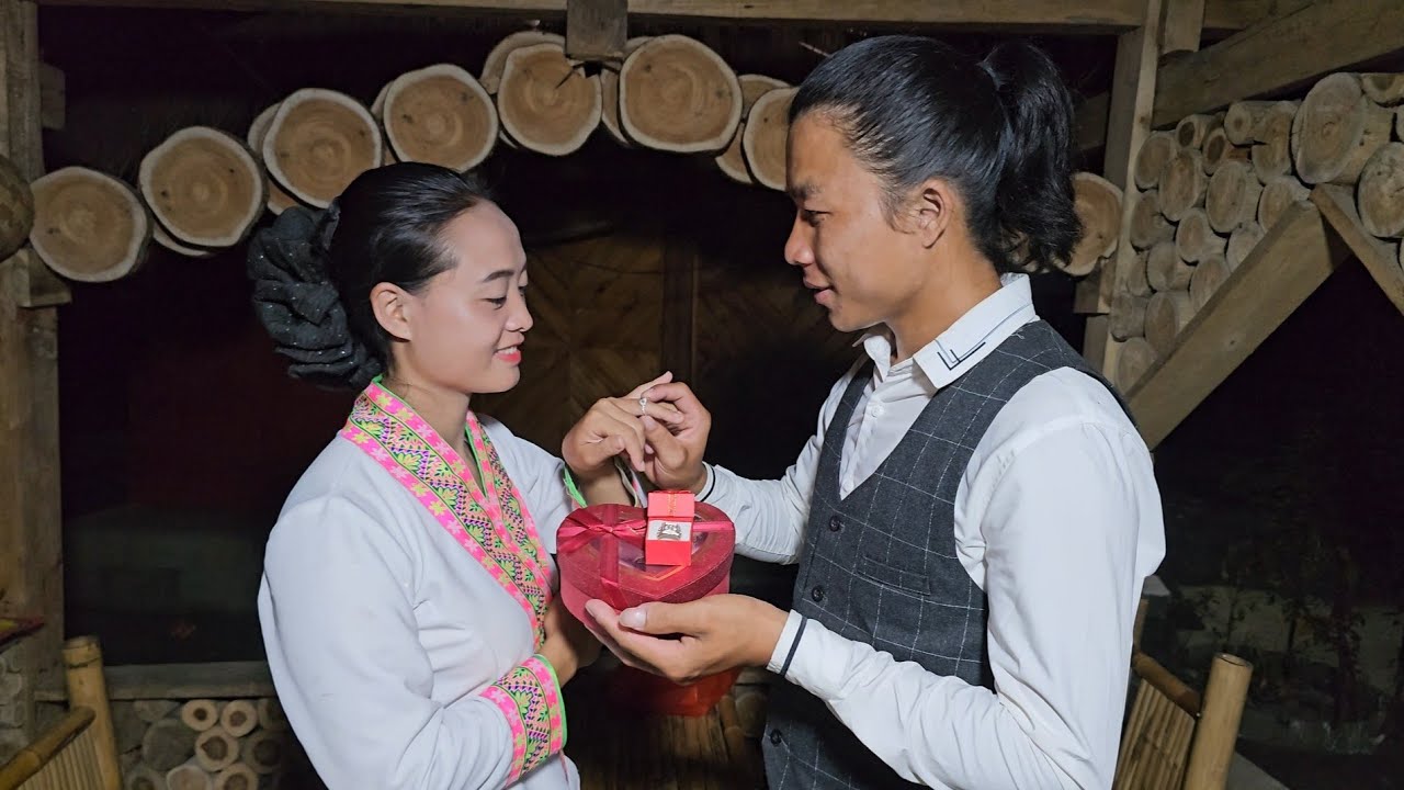 Kind man gives engagement ring to single mother – unexpected shock when discovering the truth