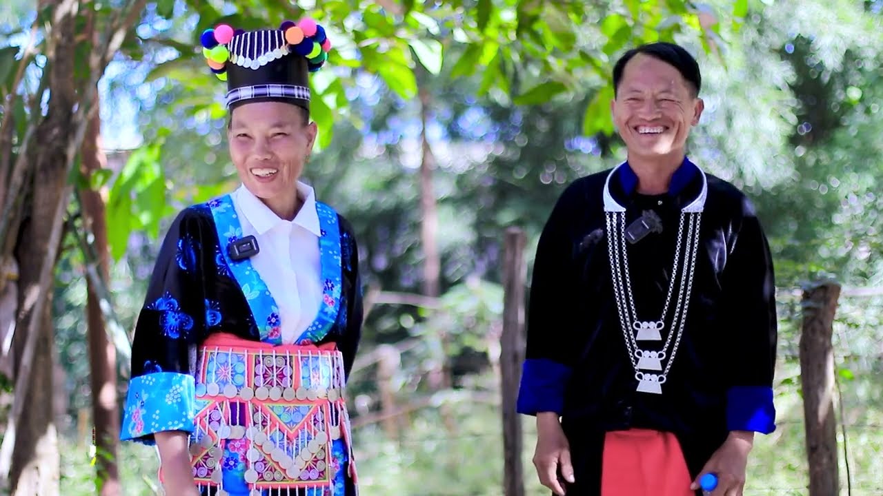 Kwv Txhiaj nkauj nraug txoj kev deb by Vaj Thoj thiab Tshuas Tooj Xyooj