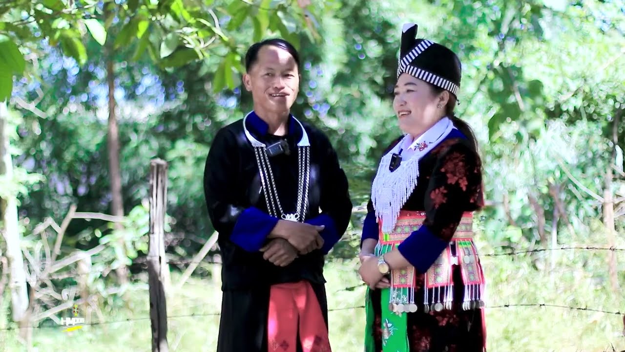 Kwv txhiaj qub nkauj nraug by Tshuas Tooj Xyooj thiab Ntxawm Lis