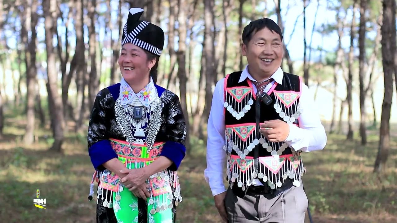Kwv txhiaj to kojlaus kus by Pov Muas thiab Maiv Lis Yaj