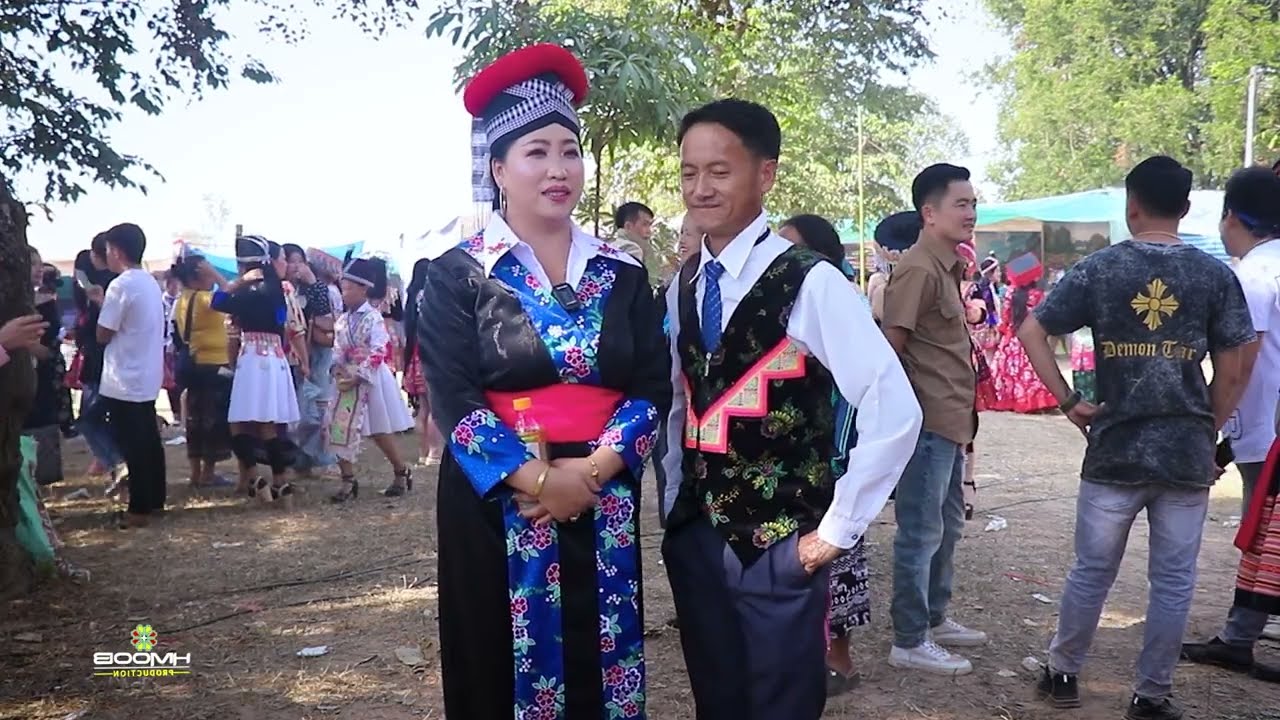 Yias Thoj thiab Paj tag Lis hais kwv txhiaj lom zem hauv tshav pob Vern Kham