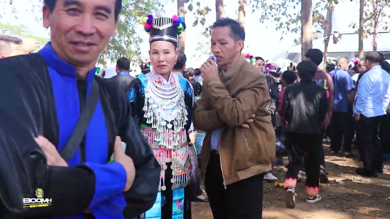 Koob foom Lis thiab Vaj Thoj hais kwv txhiaj qub nkauj nraug kev deb hauv 30 Luangprabang