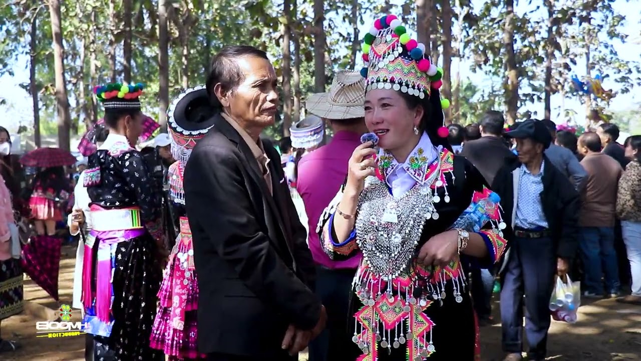 Kwv txhiaj nkauj nraug tsis sib tau by Txooj Lauj Vaj thiab Nkauj hnub Lis