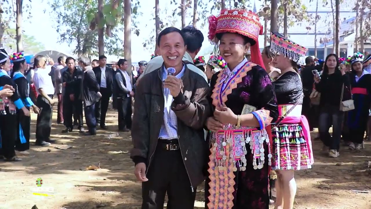 Kwv txhiaj qub nkauj nraug txoj tu siab hauv tshav pob luangprabang by Nom khais Lauj thiab Mim Lis