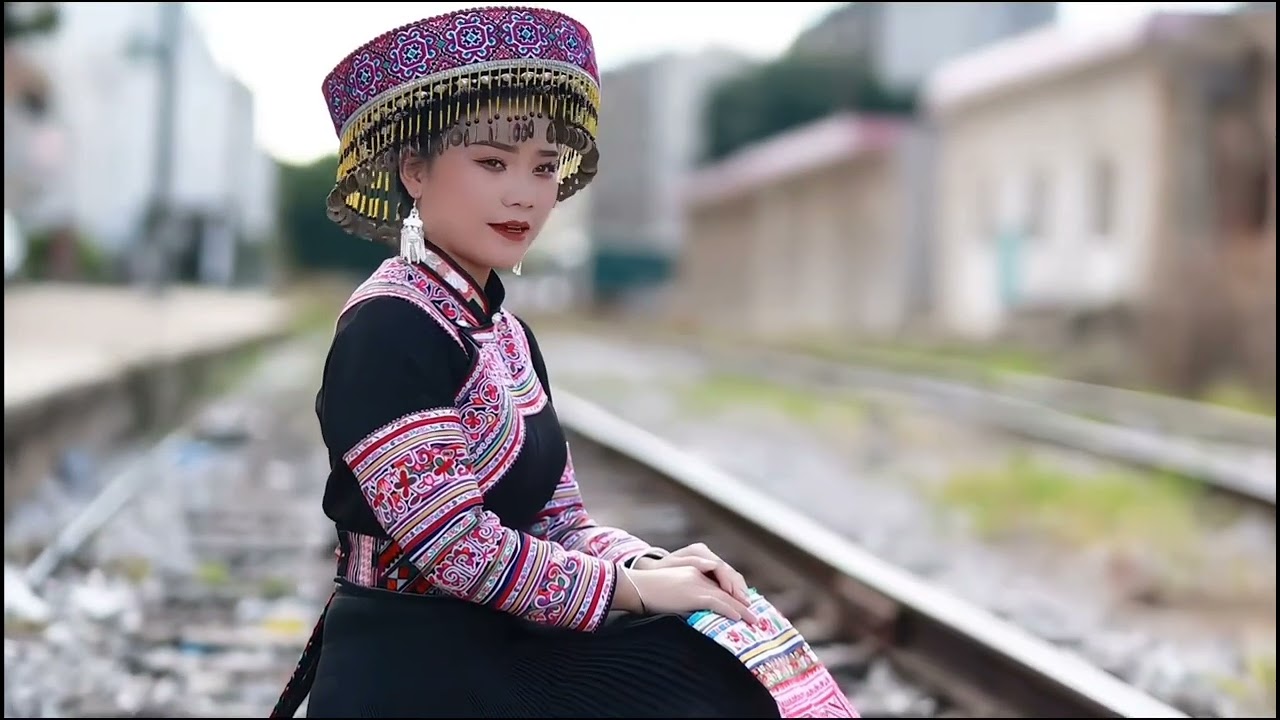 [MV]: Yeeb Faj 黄英 – Ib Lub Siab Tos Koj 一心等你 (Lus Hmoob Sua)