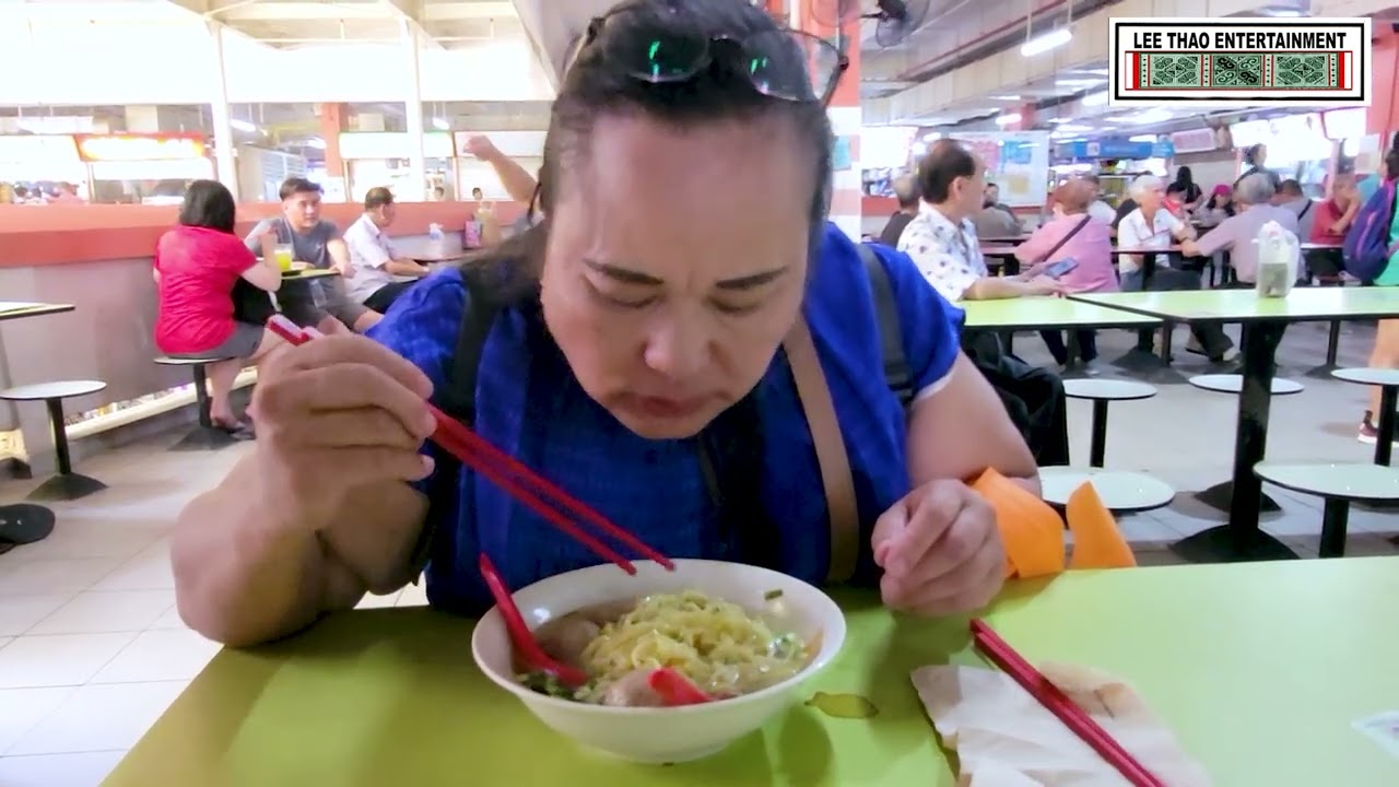 THE BEST STREET FOOD in Chinatown Singapore. Zaub Mov nyob rau Xees Kas Puas. Travel film