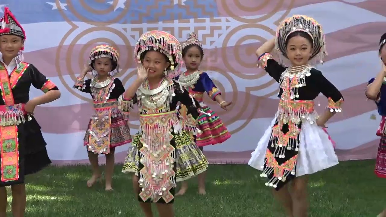 Hmong American day Ntxhais Tshaj Ntuj Dance