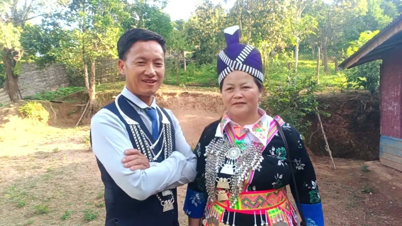 Kwv txhiaj nkauj nraug kev deb by Yias Thoj thiab Ntxawm Tsab
