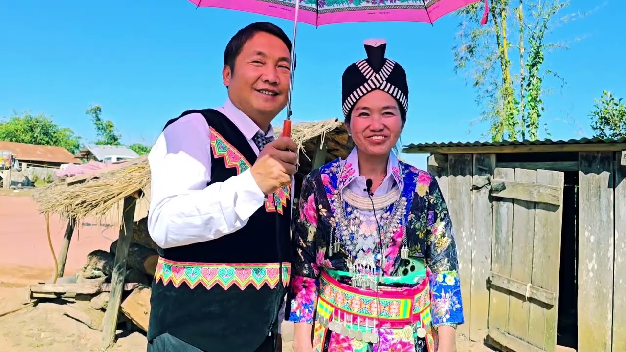 Kwv Txhiaj nkauj nraug kev deb by Pov Muas thiab Paj dawb Yaj