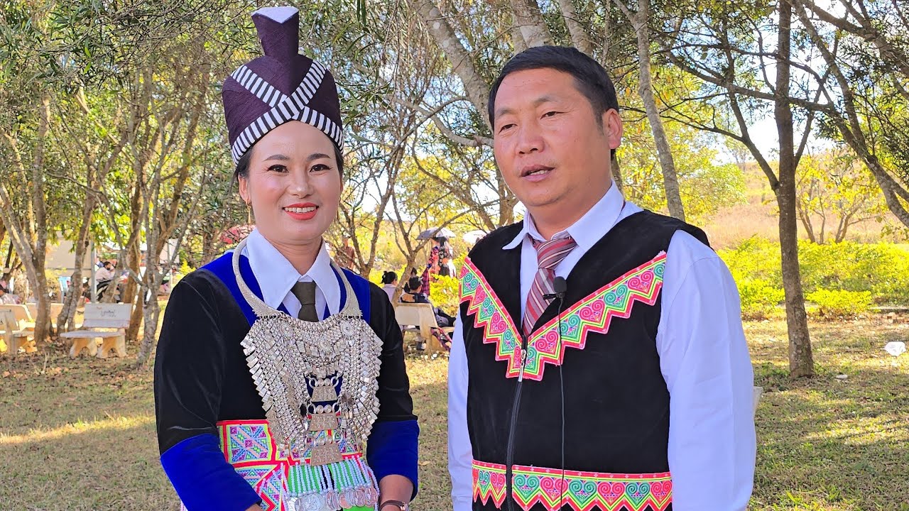 Yeev Lis thiab Pov Muas Kwv Txhiaj plees vim koj yog nkauj kev deb