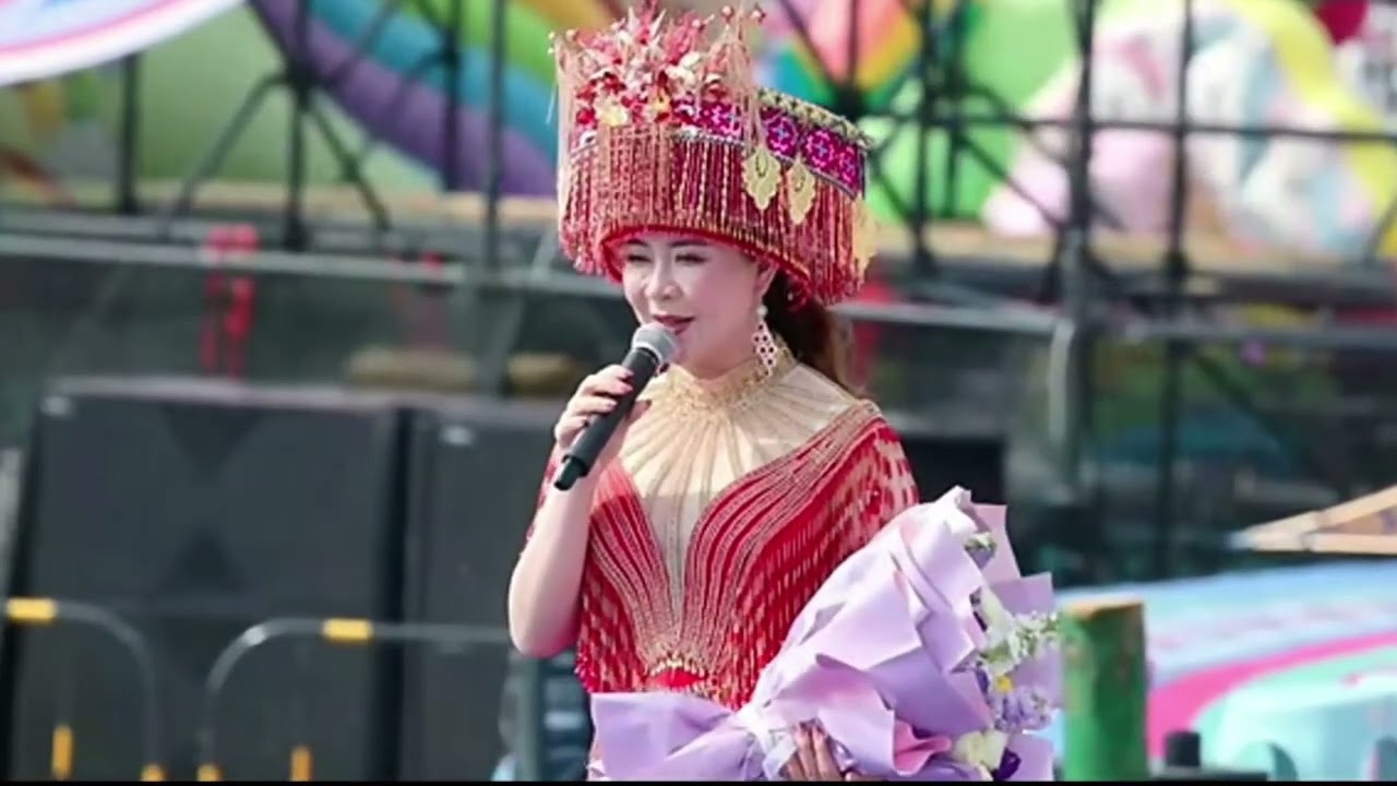 [2026] Laj Tsawb 邹兴兰 & Nkauj See Tsab 张春兰 – Peb Yog  Hmoob Ib Yam