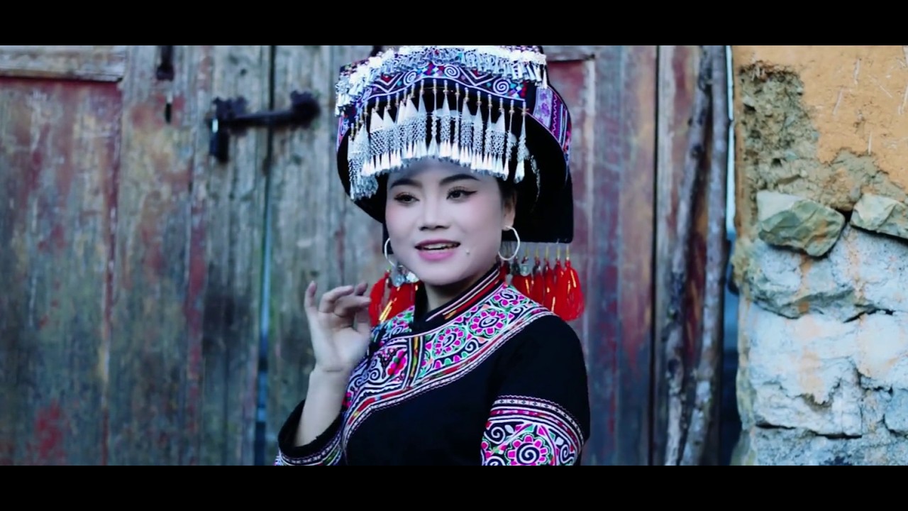 [MV] Yeeb Faj 黄英 – Peb Yog Peb Hmoob Mi Hluas Ntxhais  我是苗家小姑娘