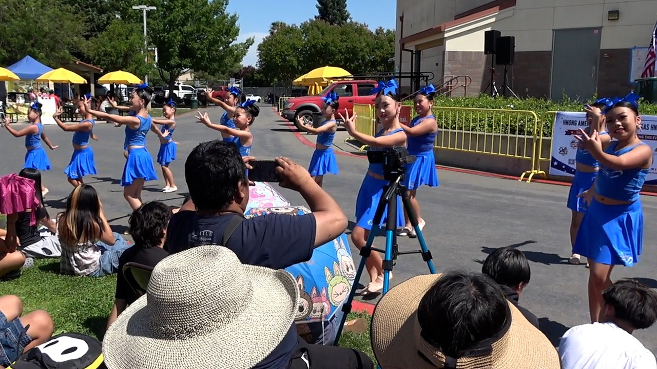 Hmong American day pab ntxhais Dance