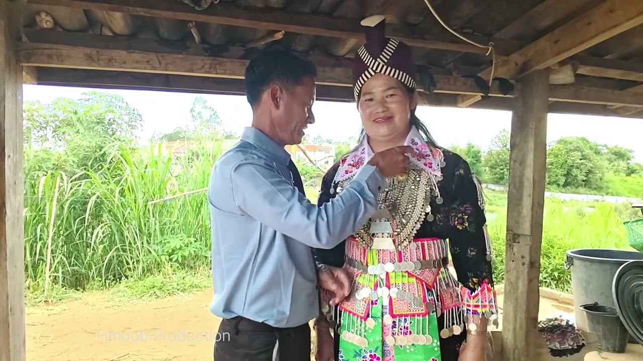 Kwv Txhiaj ntsib nkauj nrab by Yias Thoj thiab Ntxawm Muas